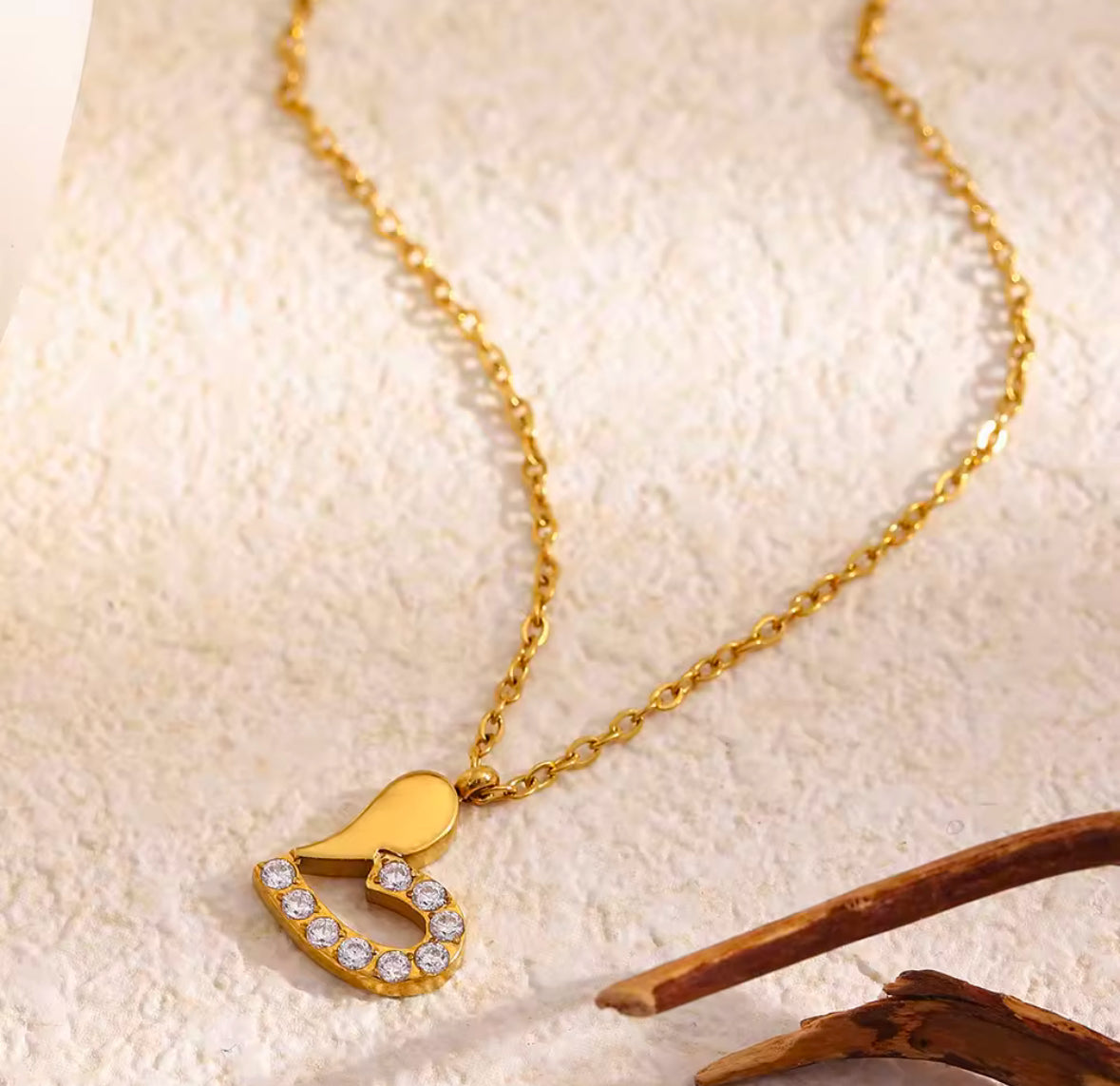 HEARTLONA NECKLACE