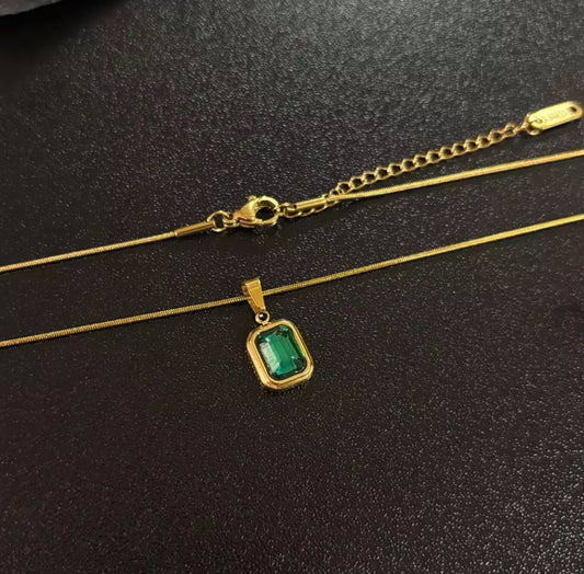 AMORA NECKLACE