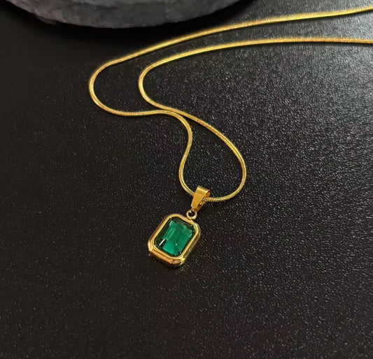 AMORA NECKLACE