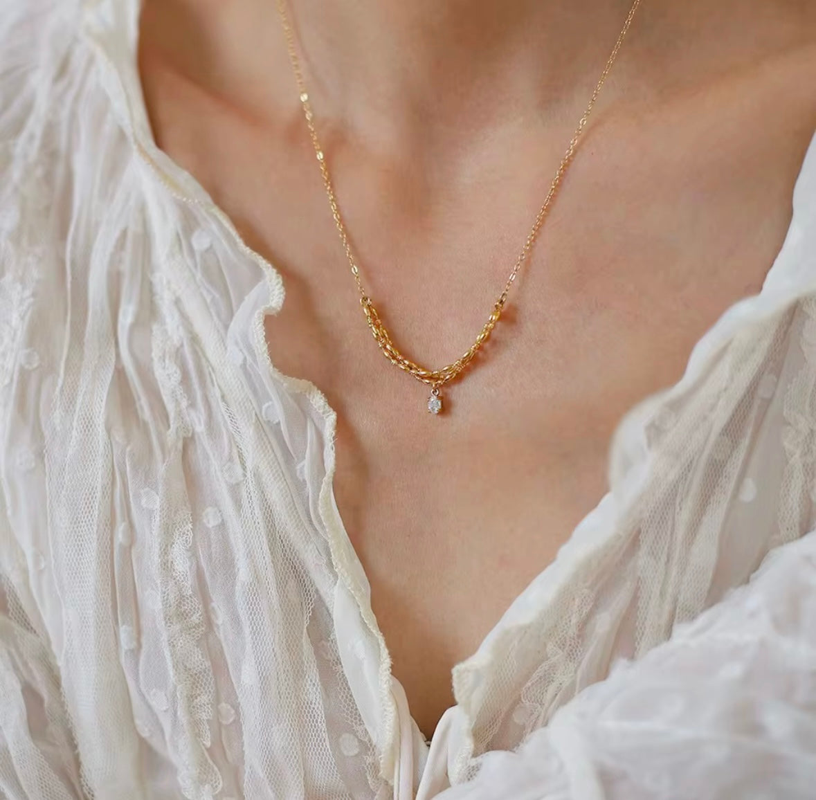 VEV NECKLACE