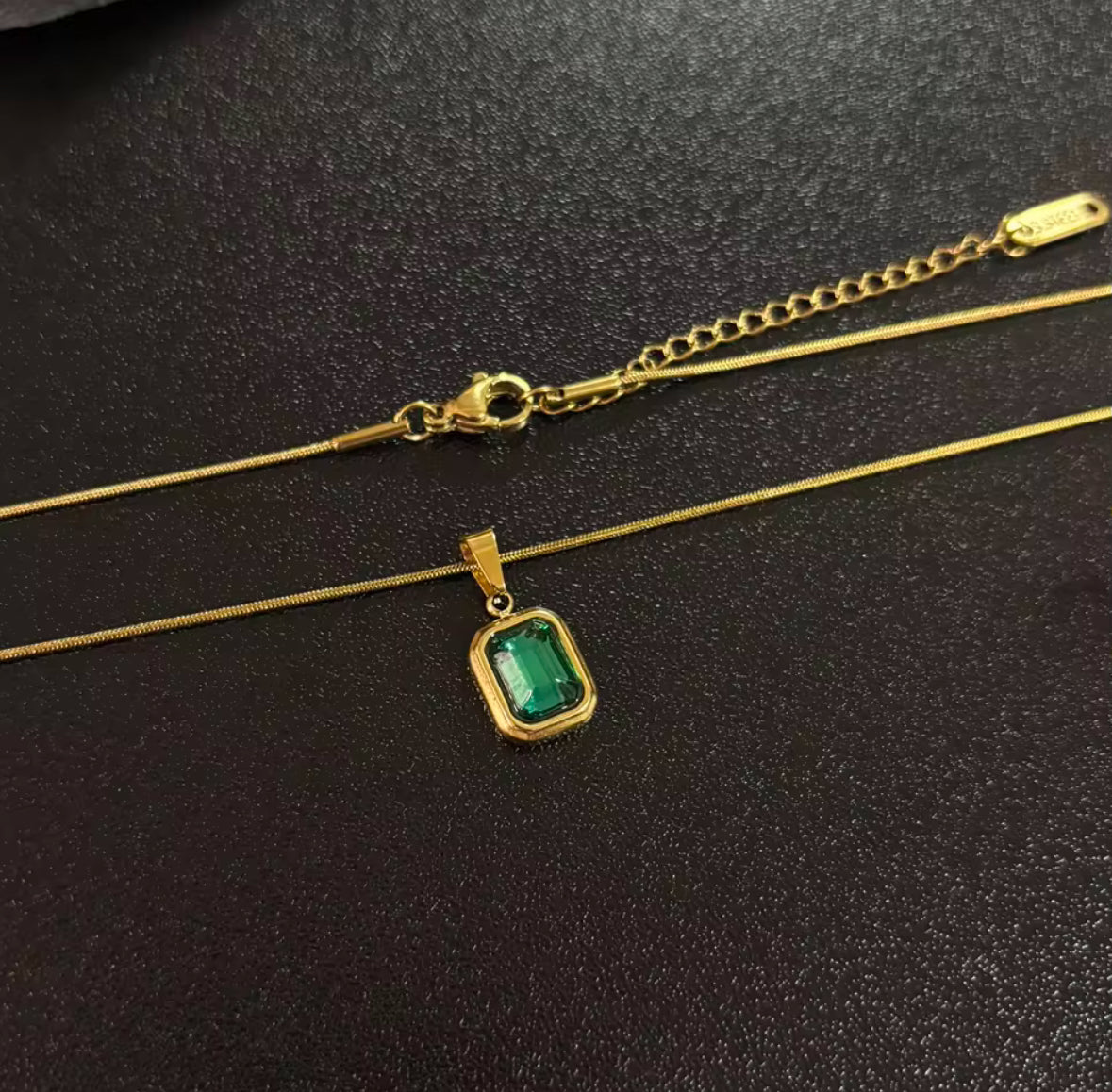 AMORA NECKLACE