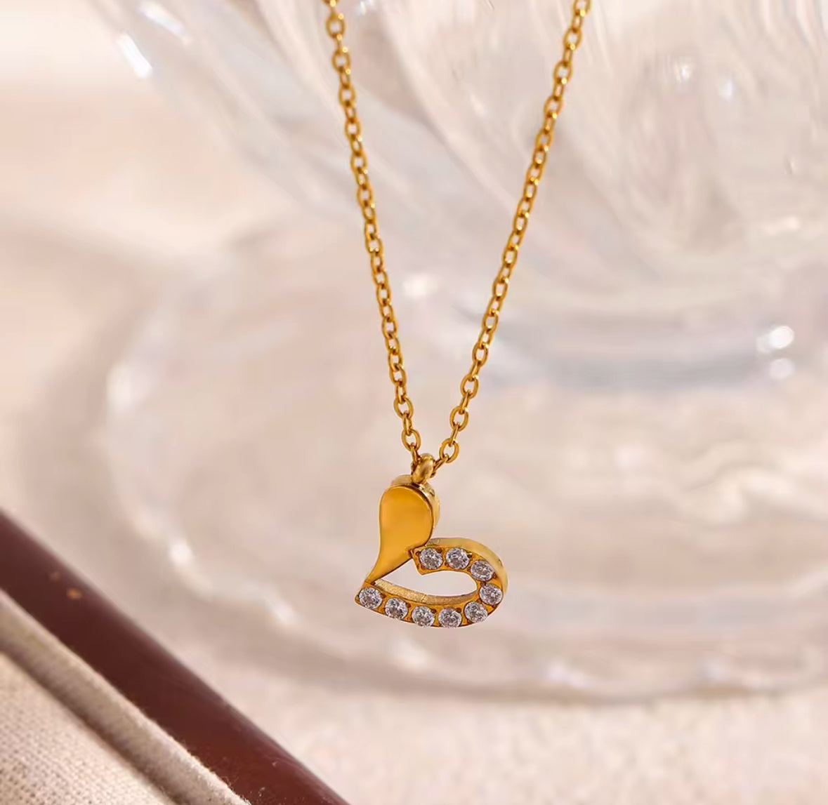 HEARTLONA NECKLACE